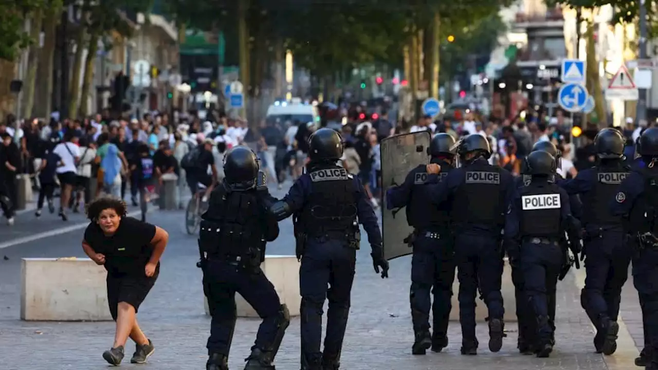 Émeutes en France: 45.000 policiers et gendarmes à nouveau mobilisés dimanche soir