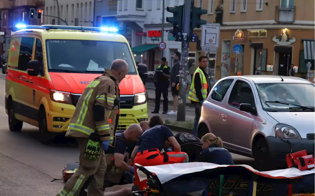 Fußgänger kracht in Auto-Frontscheibe – schwer verletzt