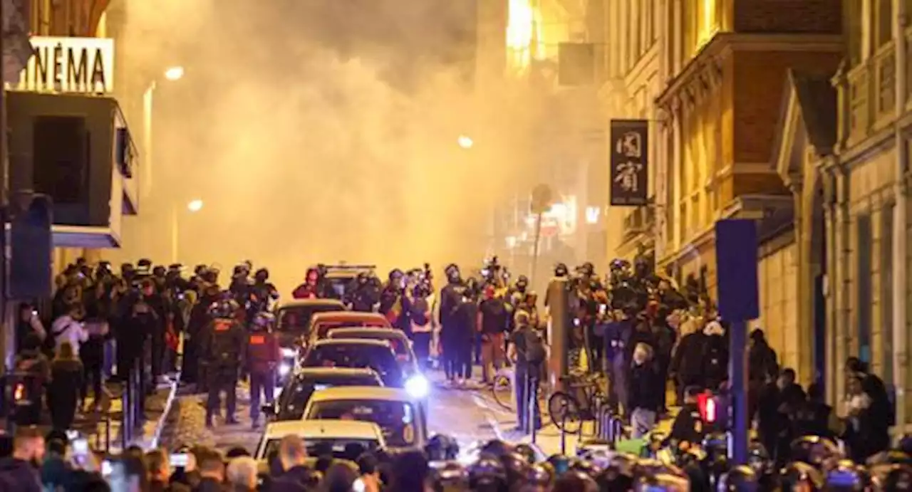 Francia, Macron convoca un vertice d’emergenza. L’appello della nonna di Nahel: «Fermatevi»