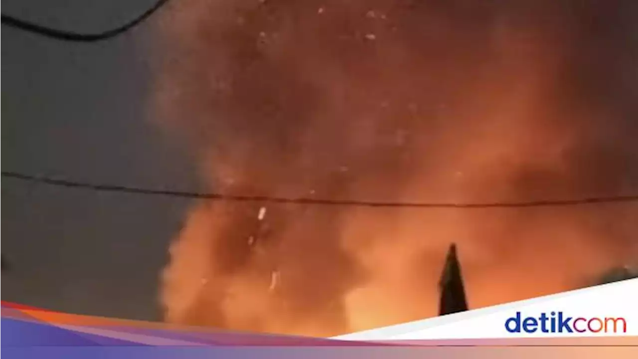 Kebakaran di Klender, 16 Unit Damkar Dikerahkan ke Lokasi