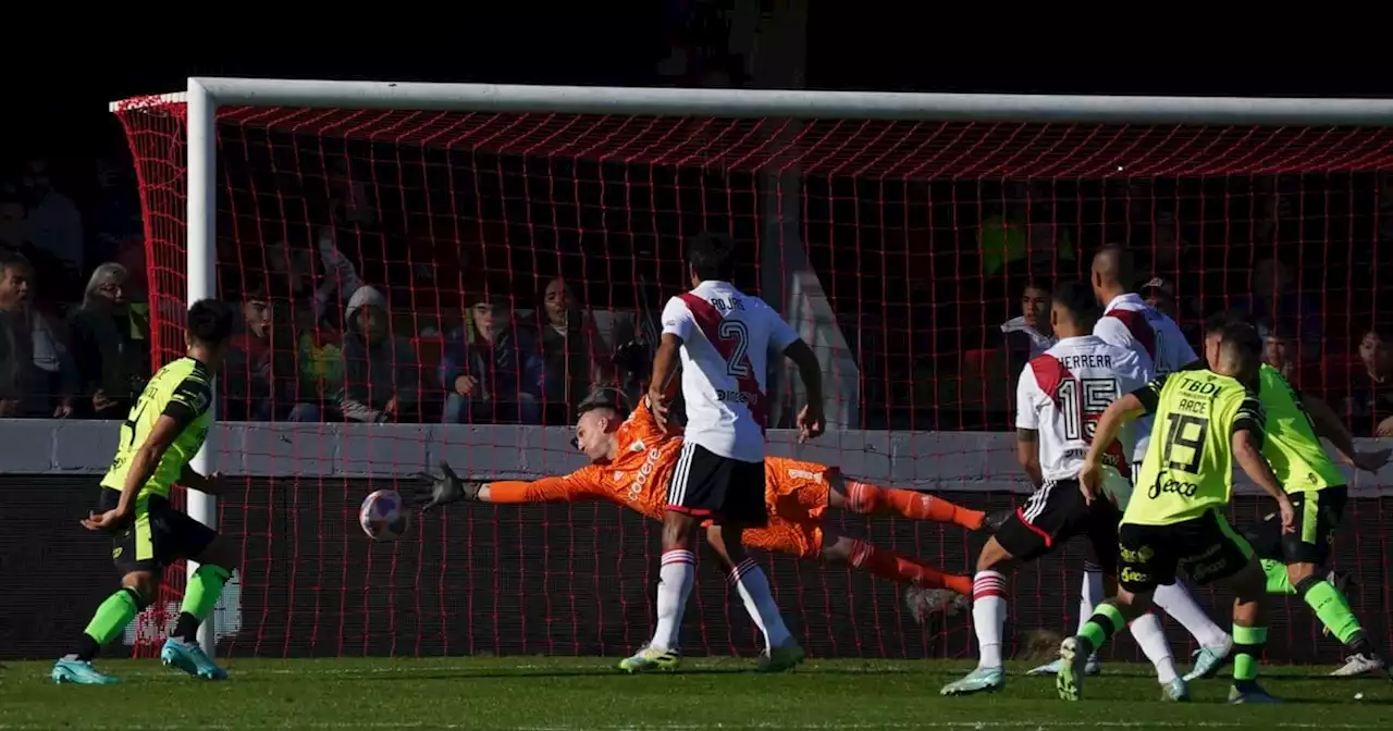 Video: el error del fondo de River en el 1-0 de Barracas