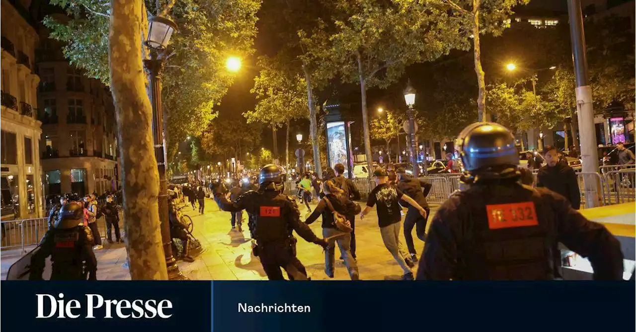 Unruhen in Frankreich: Polizei räumt Champs Élysées unter Einsatz...