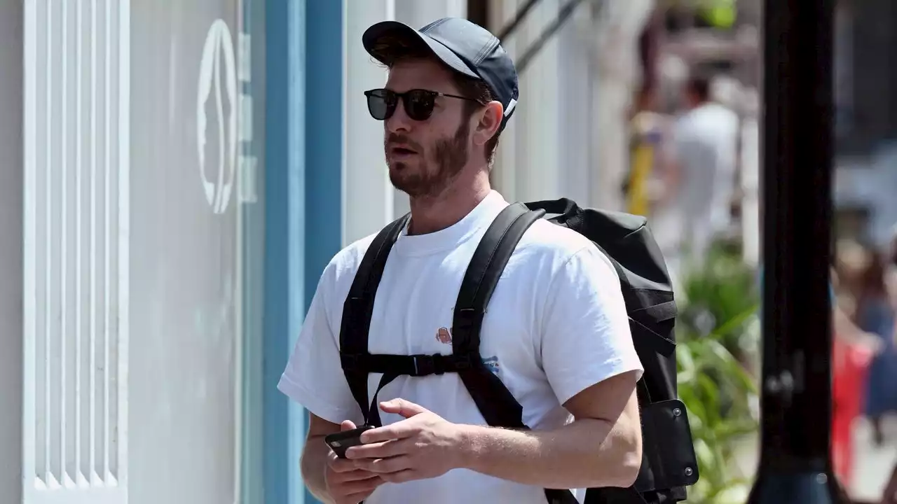 Andrew Garfield adopte la tendance gorpcore grâce à ces sneakers cultes