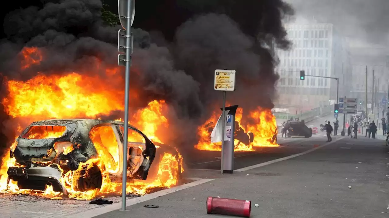 Francia blindata per la sesta notte senza quiete