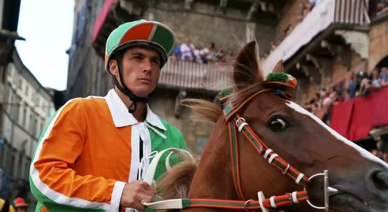 Palio di Siena, la Contrada Selva con Tittia trionfa ancora, il record della 5a vittoria consecutiva di Giovanni Atzeni Video