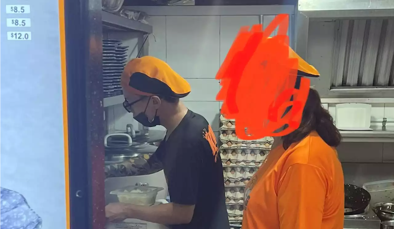 Netizens divided on 'very rude' cook at King of Fried Rice outlet - Singapore News