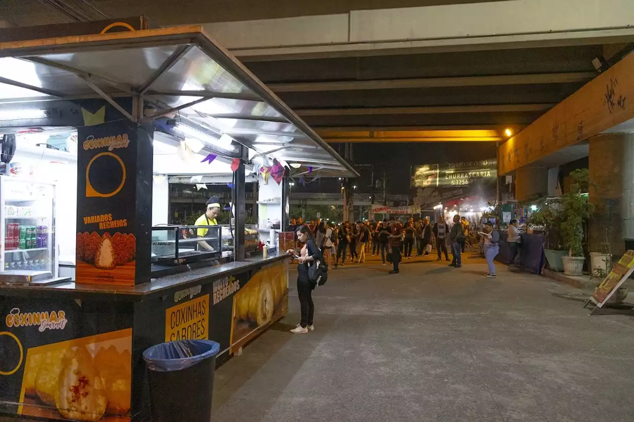 Locais públicos de passagem, viadutos viram também opção para comer bem no Rio