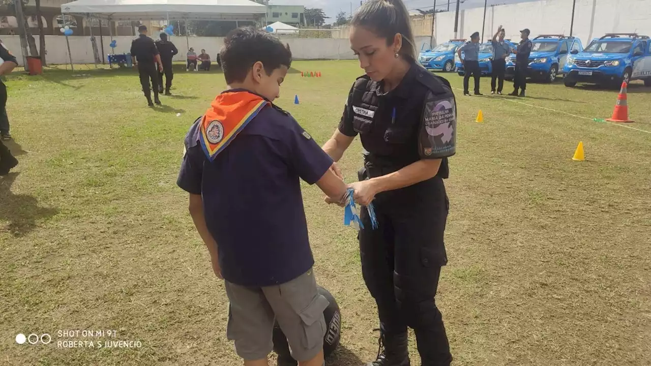 Caveirão é liberado à visitação em evento: PM de portas abertas; crianças pulam no blindado