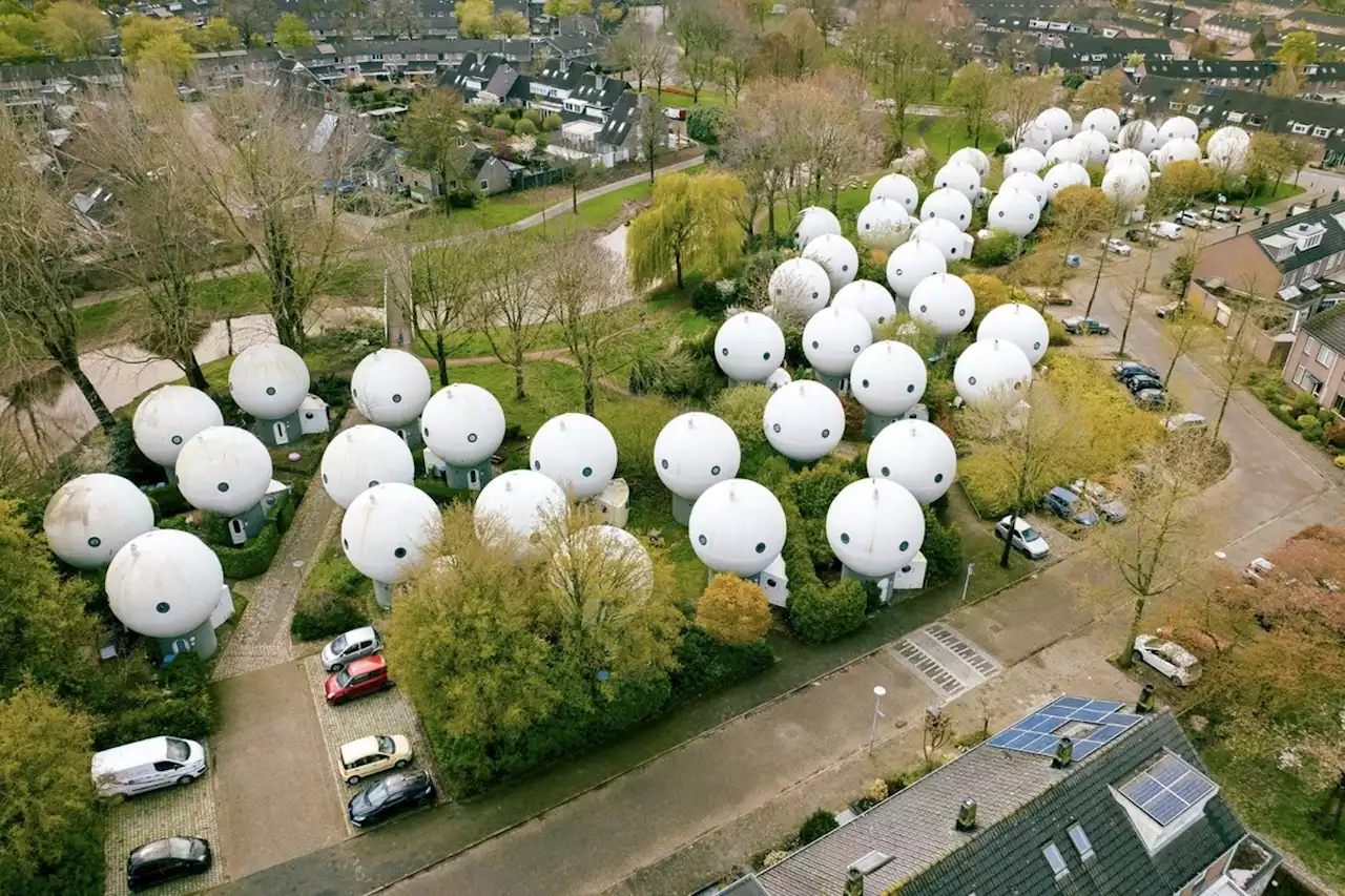 Conheça a vila futurista na Holanda onde as casas têm forma de lâmpada; fotos