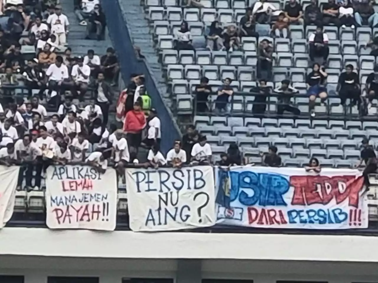 Aksi Bobotoh Walkout dan Seruan Teddy Out Warnai Laga Perdana Persib Bandung