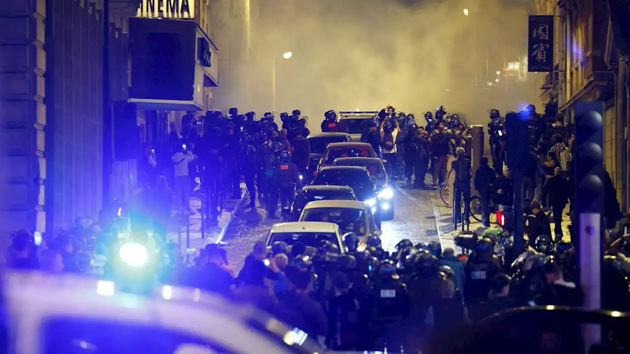 Champs-Élysées geräumt, Waffenkammer geplündert