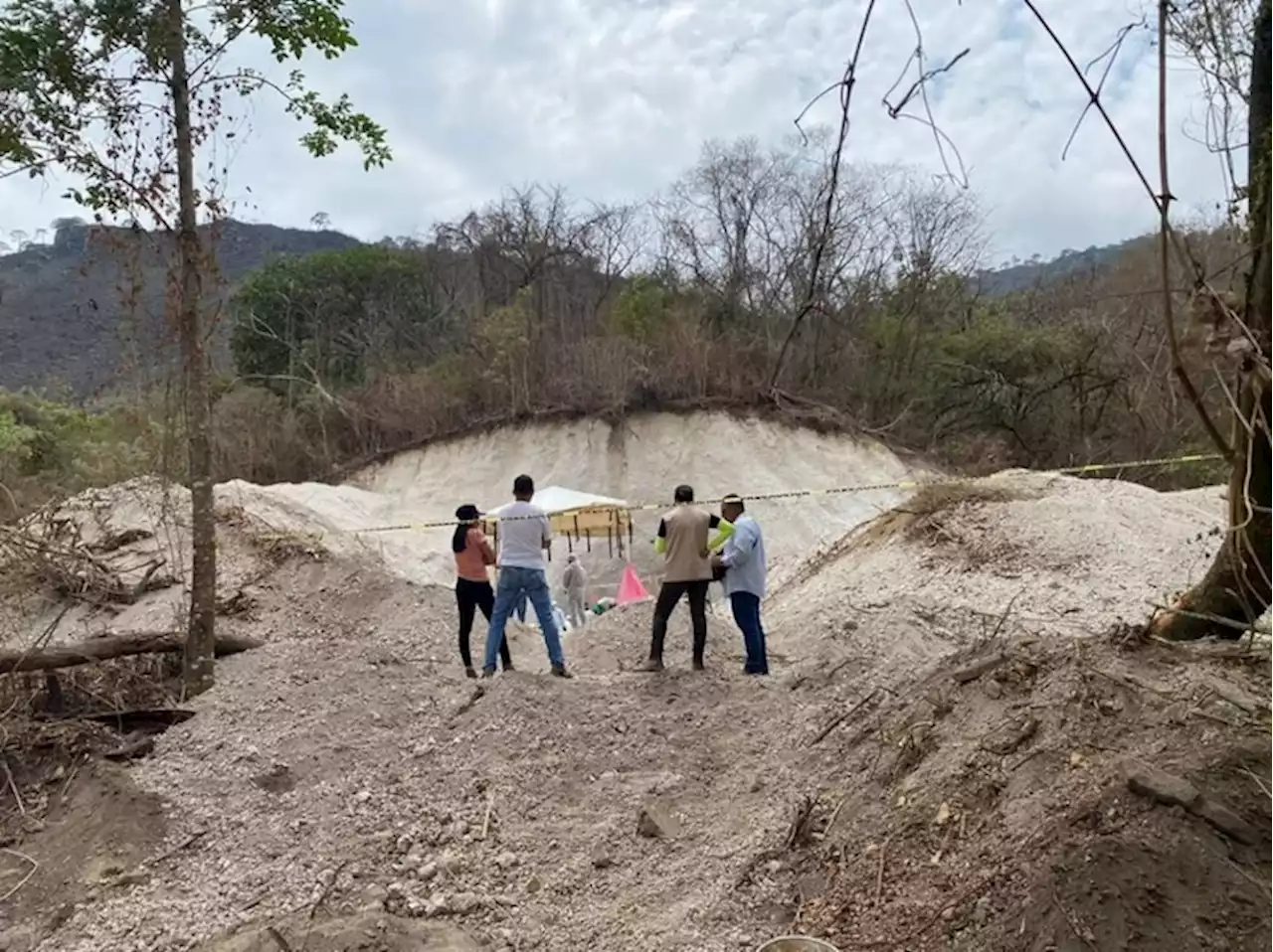 Sube a ocho el número de cuerpos hallados en fosa de Tepic, Nayarit