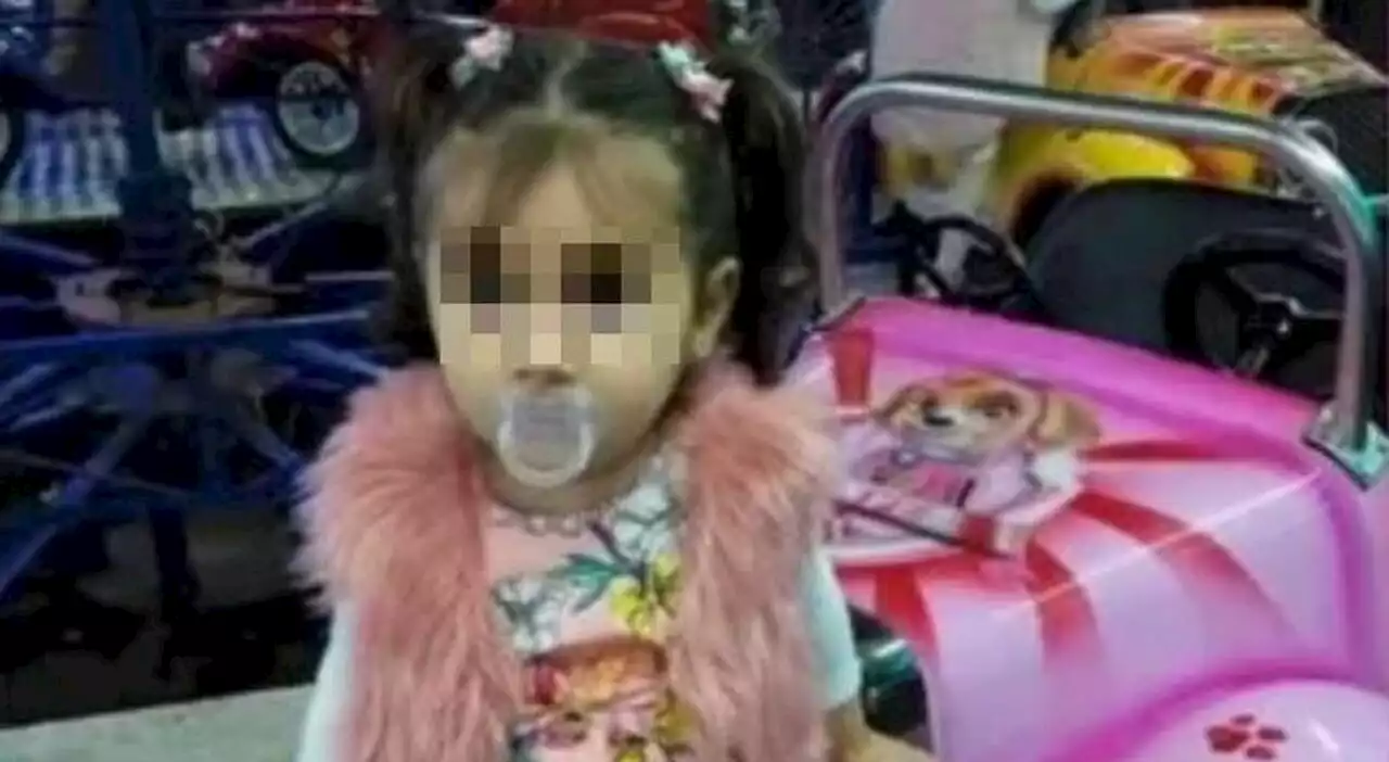 Bimba muore schiacciata dal televisore: Maria Alice aveva 3 anni. Si era aggrappata per prendere un giocattolo