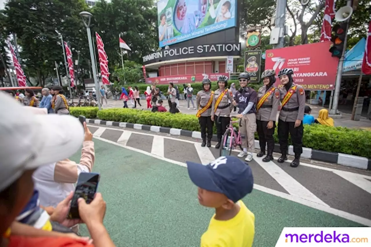 Foto : Penampilan Polwan Cantik Patroli CFD Jadi Rebutan Warga Berswafoto | merdeka.com