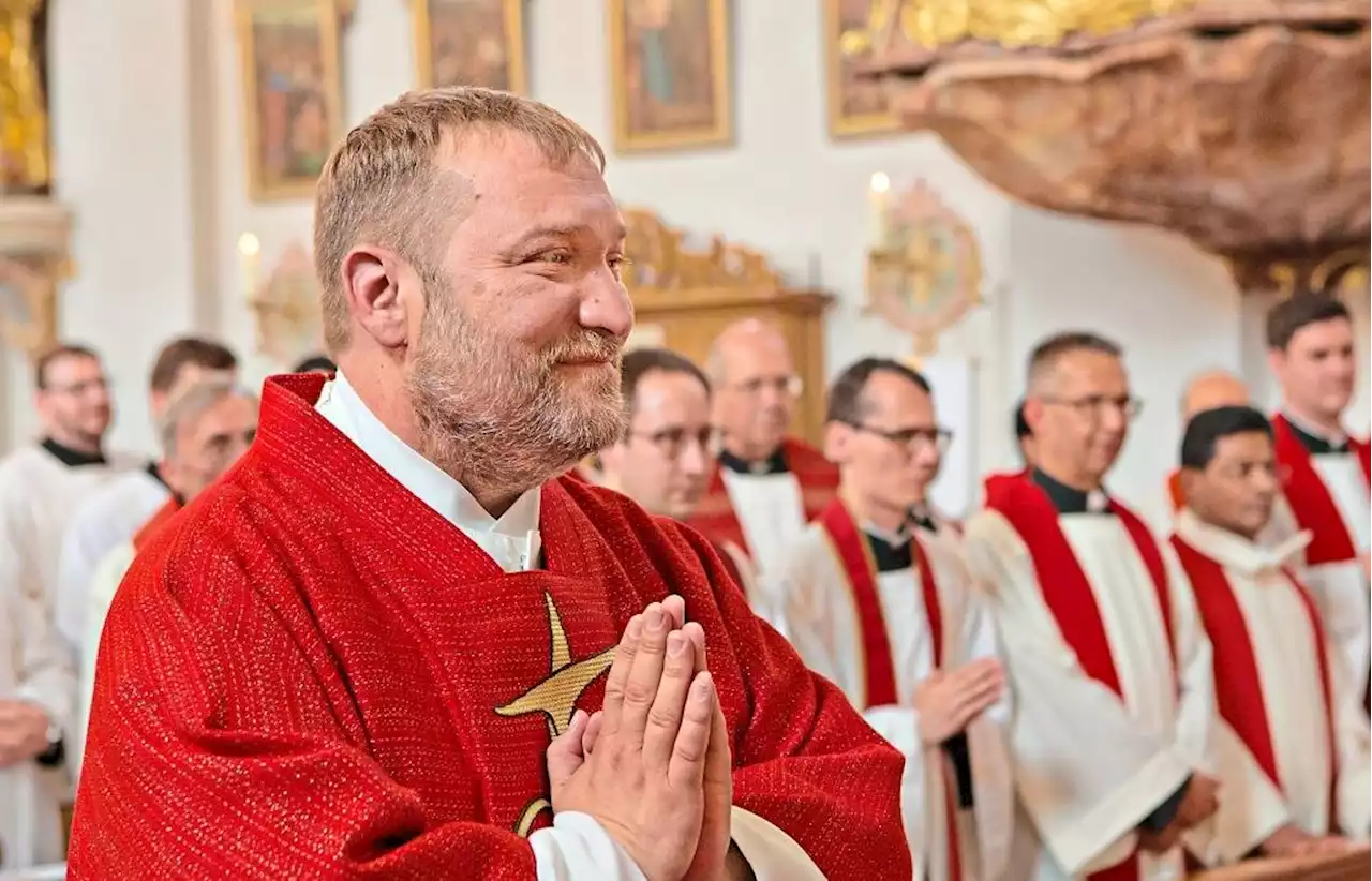 Weihe in der Miesbergkirche in Schwarzenfeld: Pater Vinzenz ist nun ein Priester