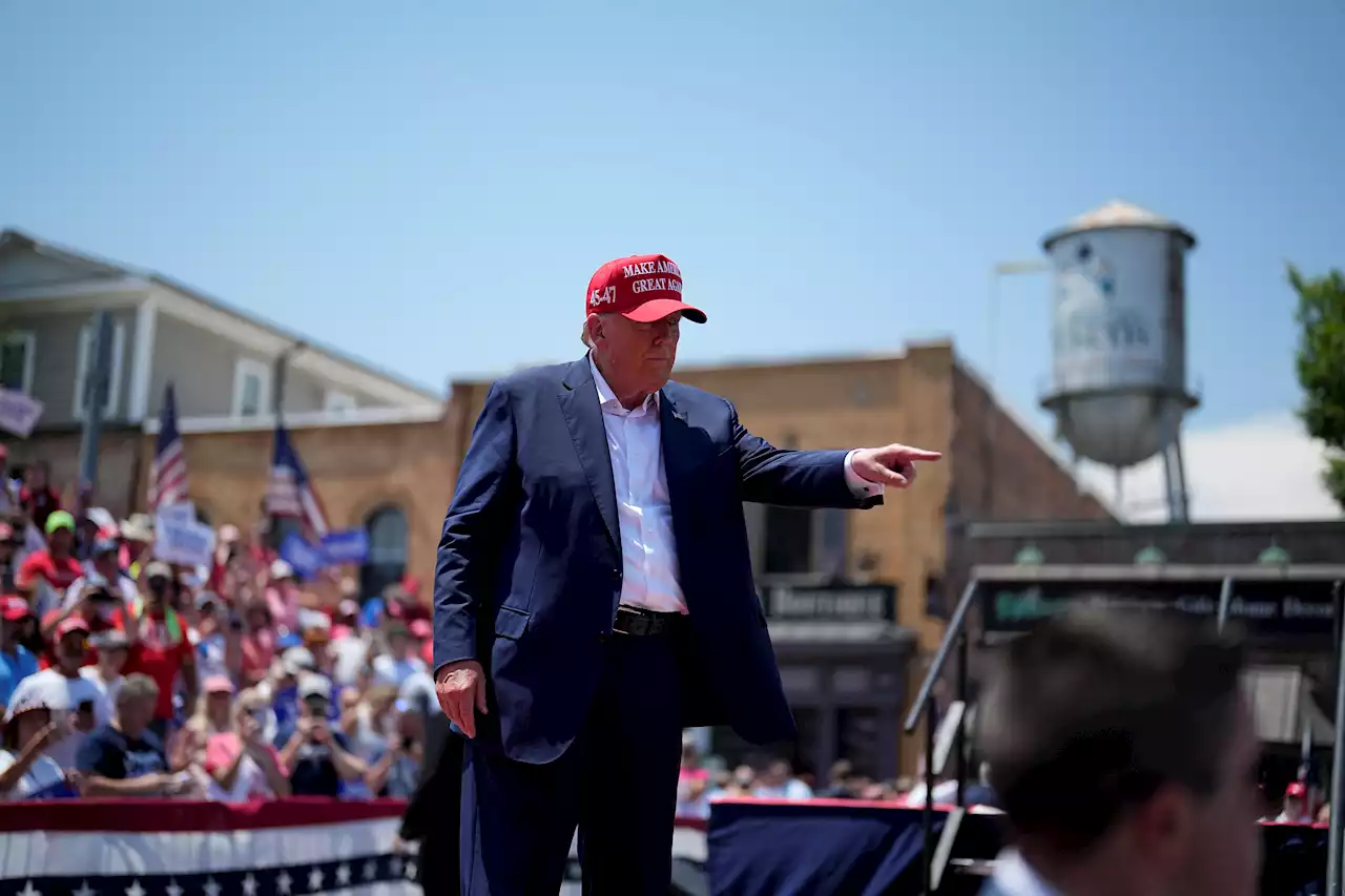 Trump rally packs small city in South Carolina show of force