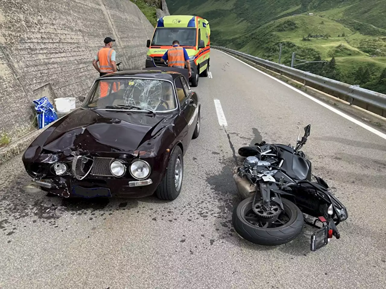 Andermatt UR: Frontalkollision zwischen Motorrad und PW – zwei Personen verletzt