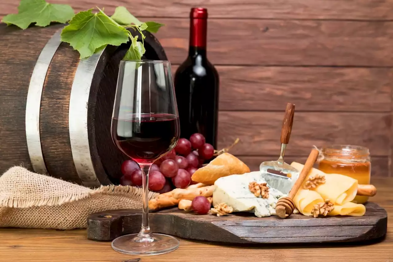 Vinhos bons e baratos: Descubra deliciosas combinações com queijos