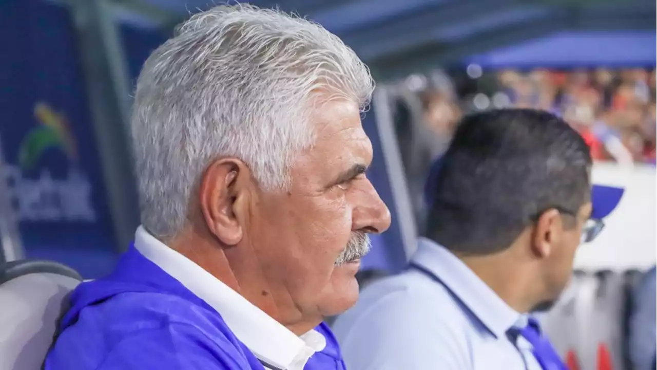 'Tuca' Ferretti explota y se va sin contestar preguntas tras derrota de Cruz Azul ante Atlas