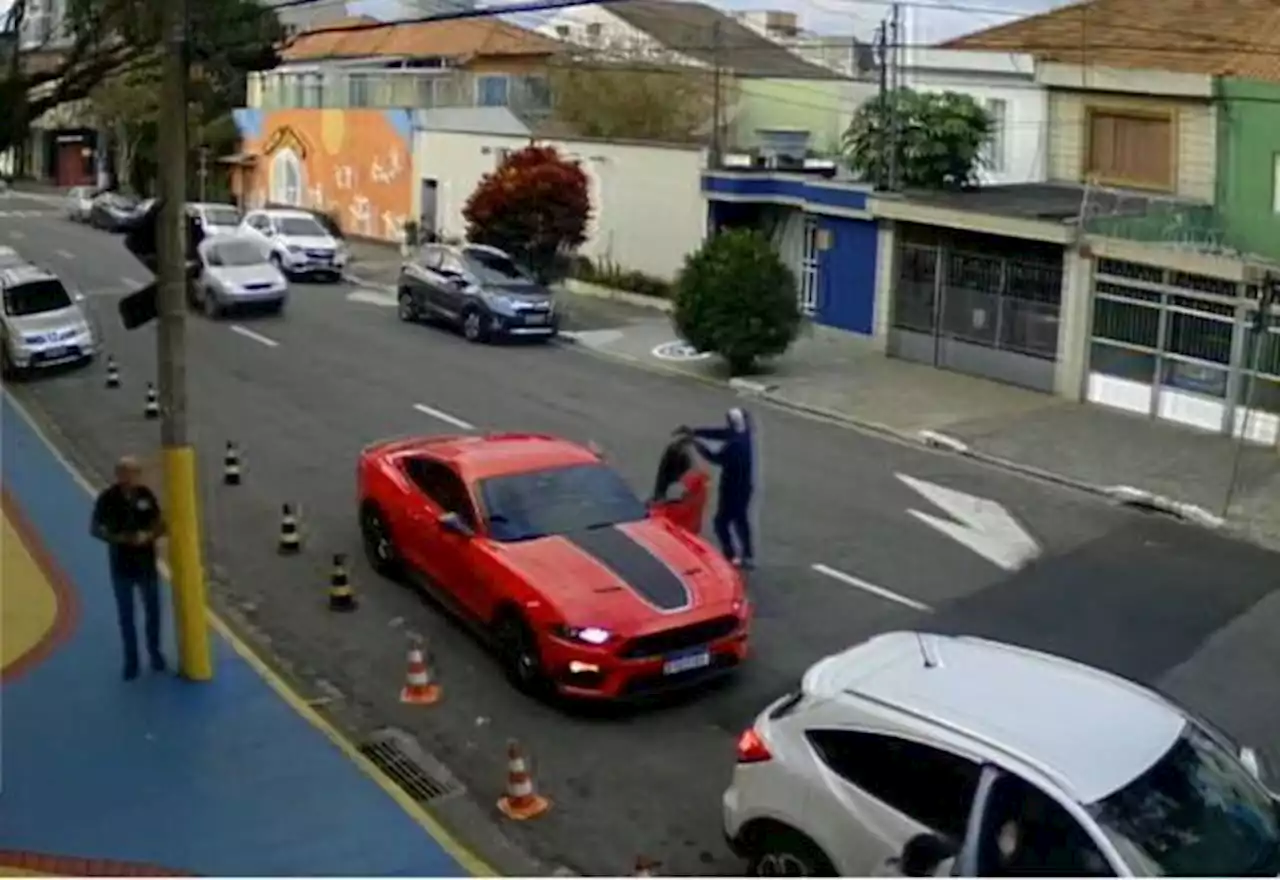 Vídeo: Bandidos roubam Mustang na saída de buffet infantil em SP - SBT News