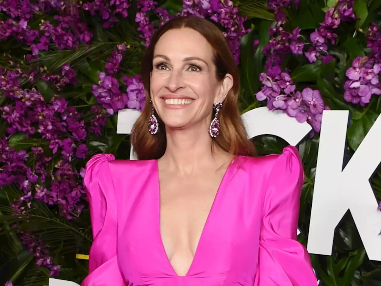 Shoppers Call Julia Roberts’ Favorite $11 Moisturizer a ‘Miracle for Dry, Itchy, & Flaky Skin’