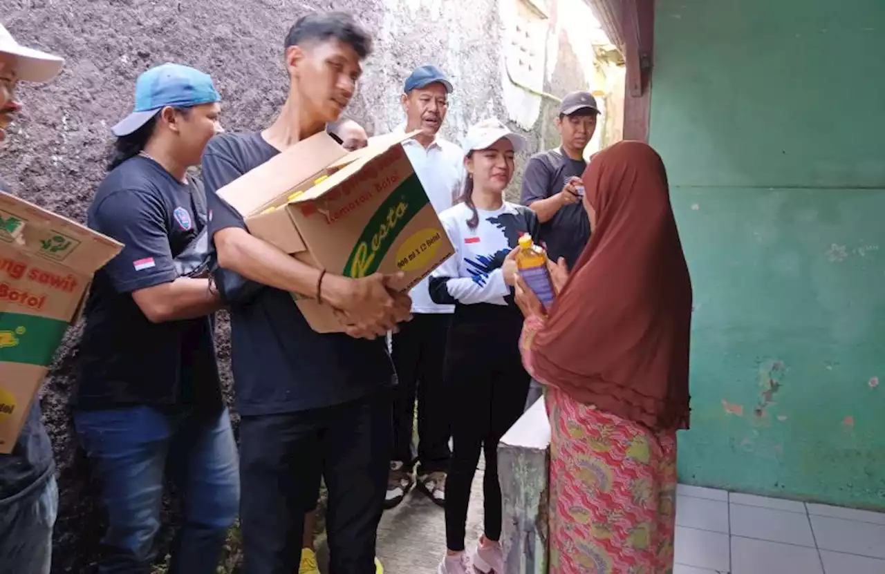 Bacaleg Partai Perindo Tati Sri Hardina Bagikan Minyak Goreng, Warga: Semoga Hajatnya Terkabul