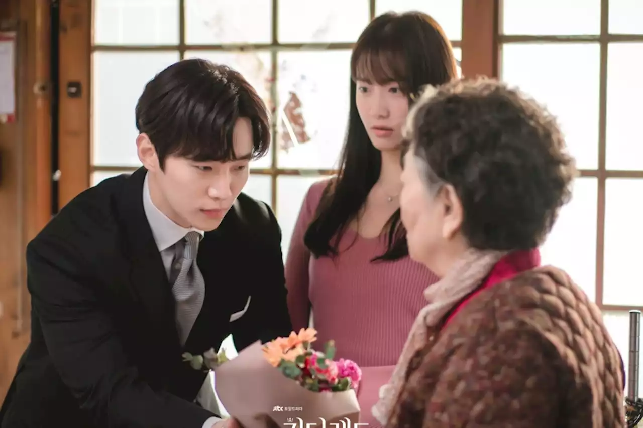 Lee Junho Tries To Impress YoonA’s Grandmother In “King The Land”