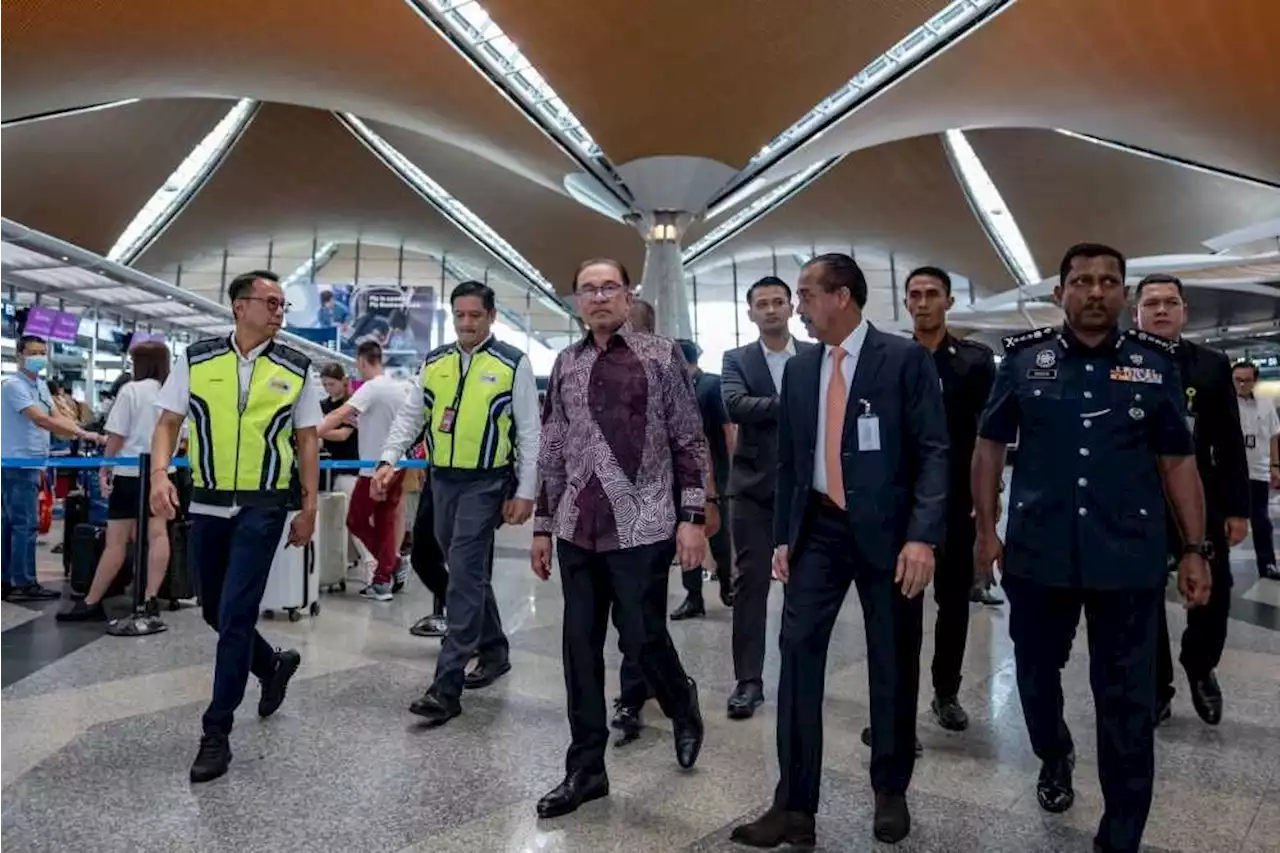 Anwar makes surprise visit to KLIA