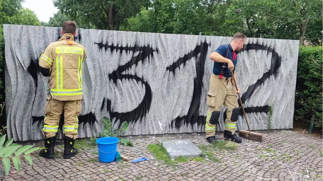 Polizeifeindliche Schmiererei: Unbekannte beschmieren Ehrenmal der Feuerwehr in Berlin-Kreuzberg