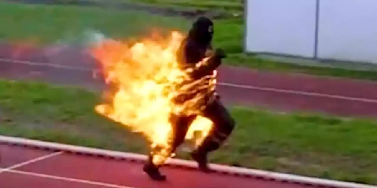 Corre i 100 metri avvolto dalle fiamme: incredibile record VIDEO