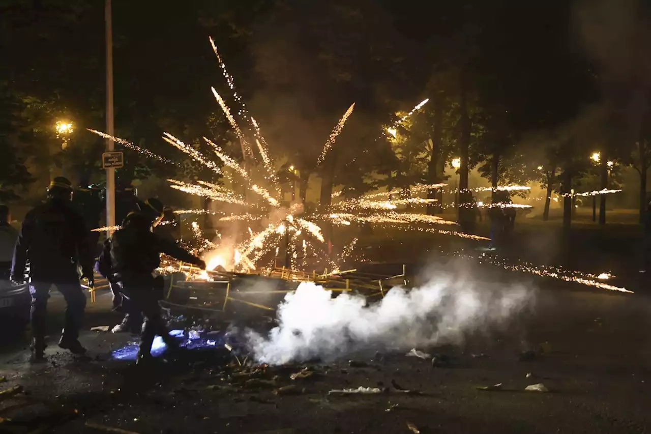 Macron suspende visita à Alemanha em quarta noite de protestos na França