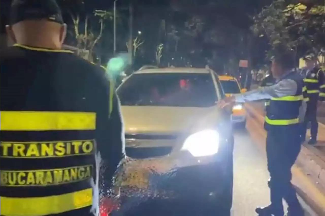 Video: Conductor, al parecer borracho, huyó y por poco atropella al Director de Tránsito de Bucaramanga