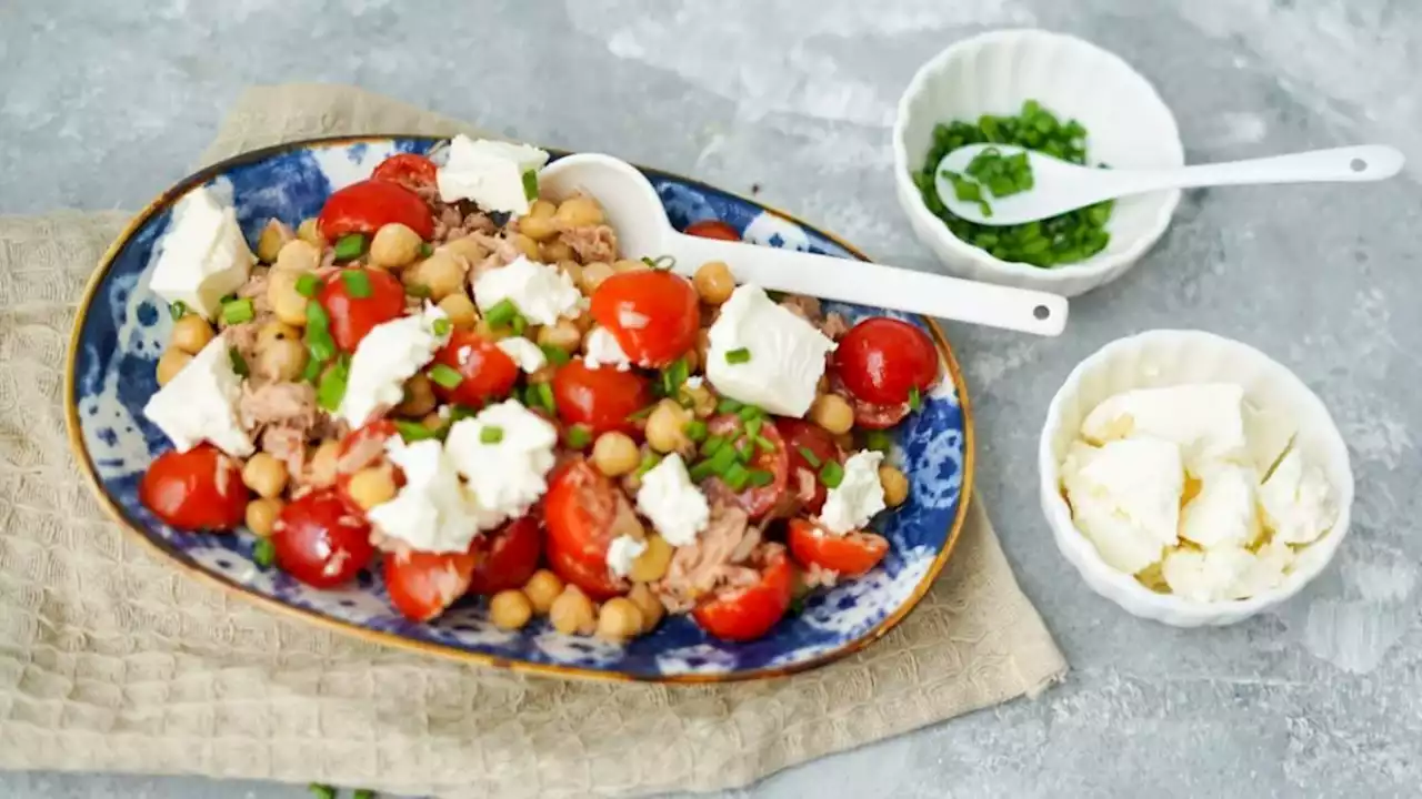 schneller salat mit kichererbsen, kirschtomaten und thunfisch