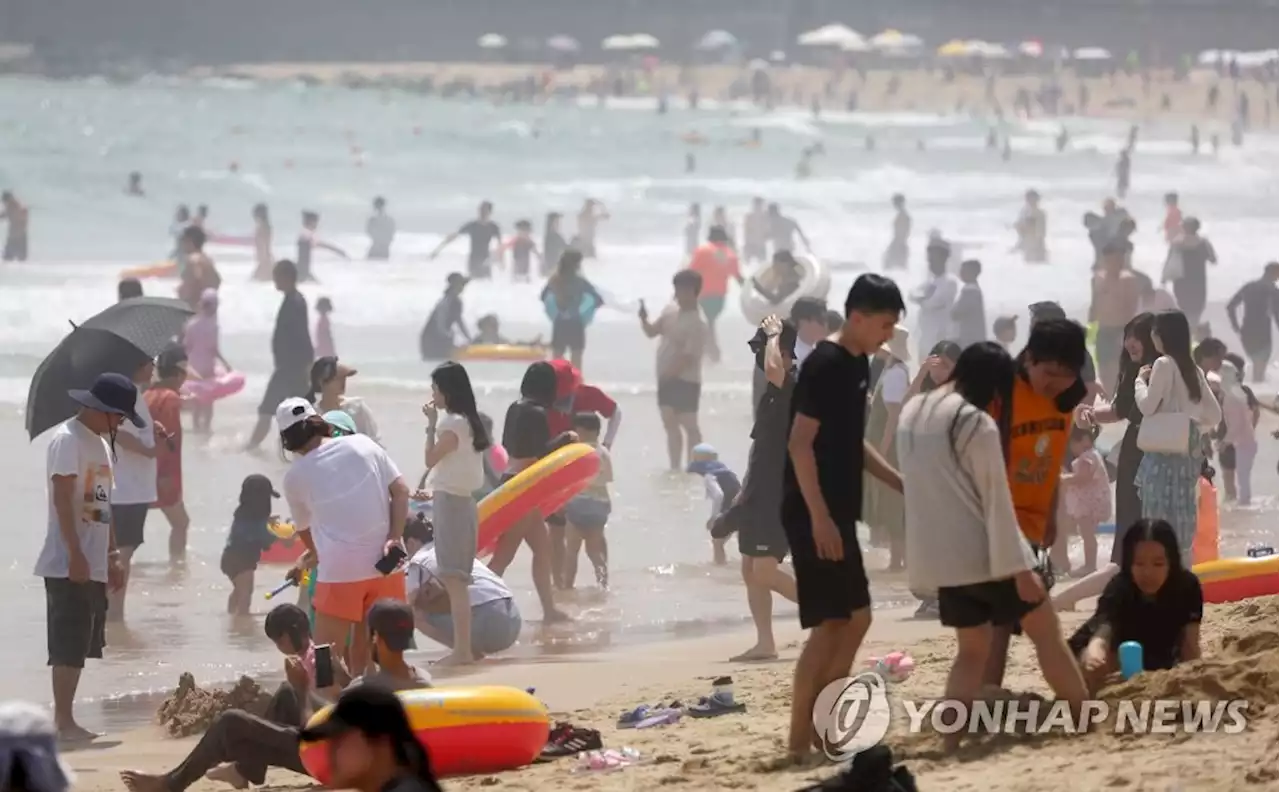 장마전선 물러나자 찾아온 '폭염'…바닷가·계곡마다 수만 인파 | 연합뉴스