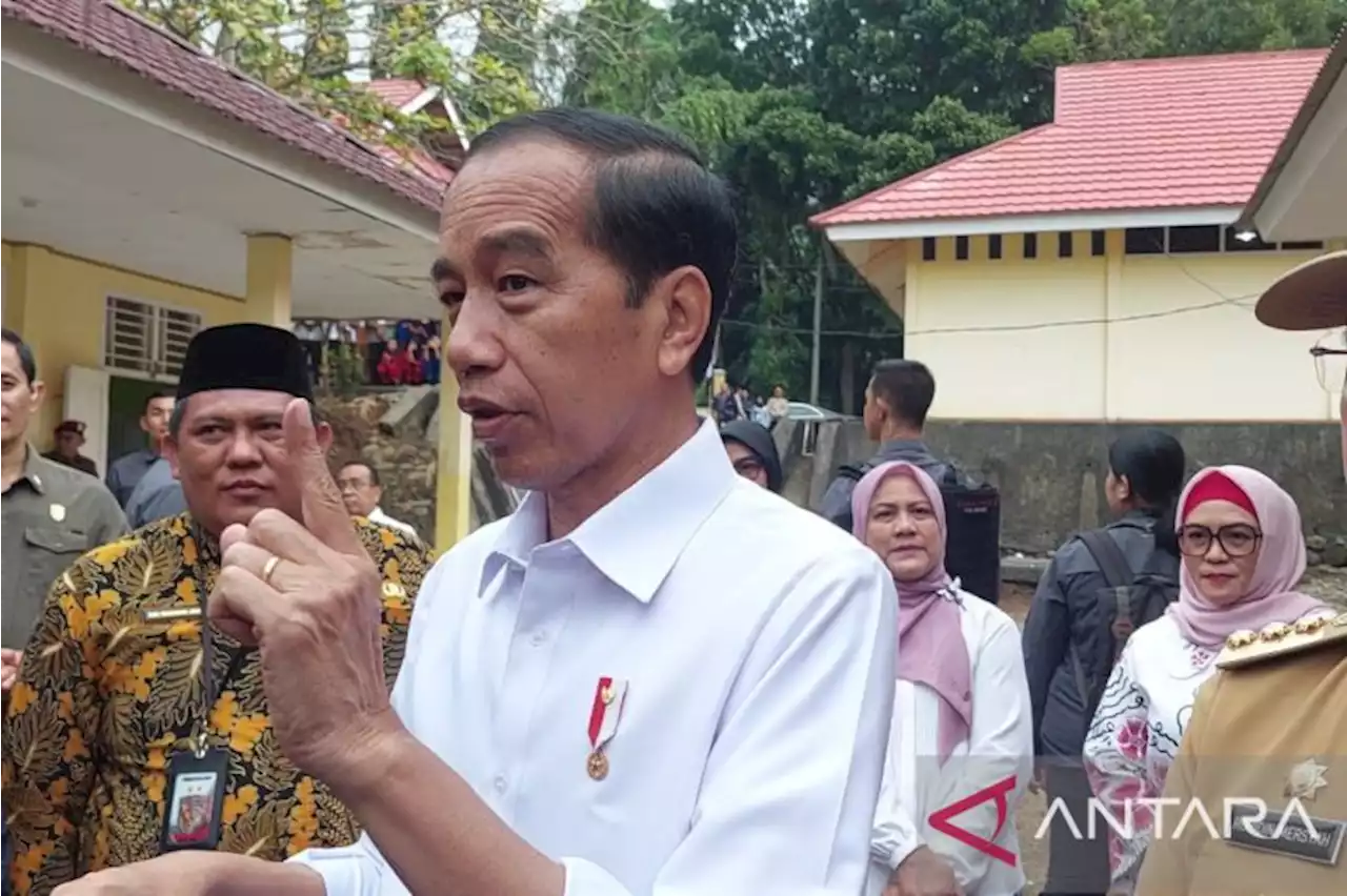 Presiden Jokowi pamerkan baju yang dipakai produksi SMK di Jambi