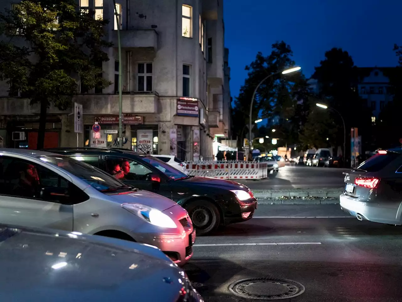 Raubüberfall in Berlin-Neukölln: Polizei sucht verdächtigen Mann