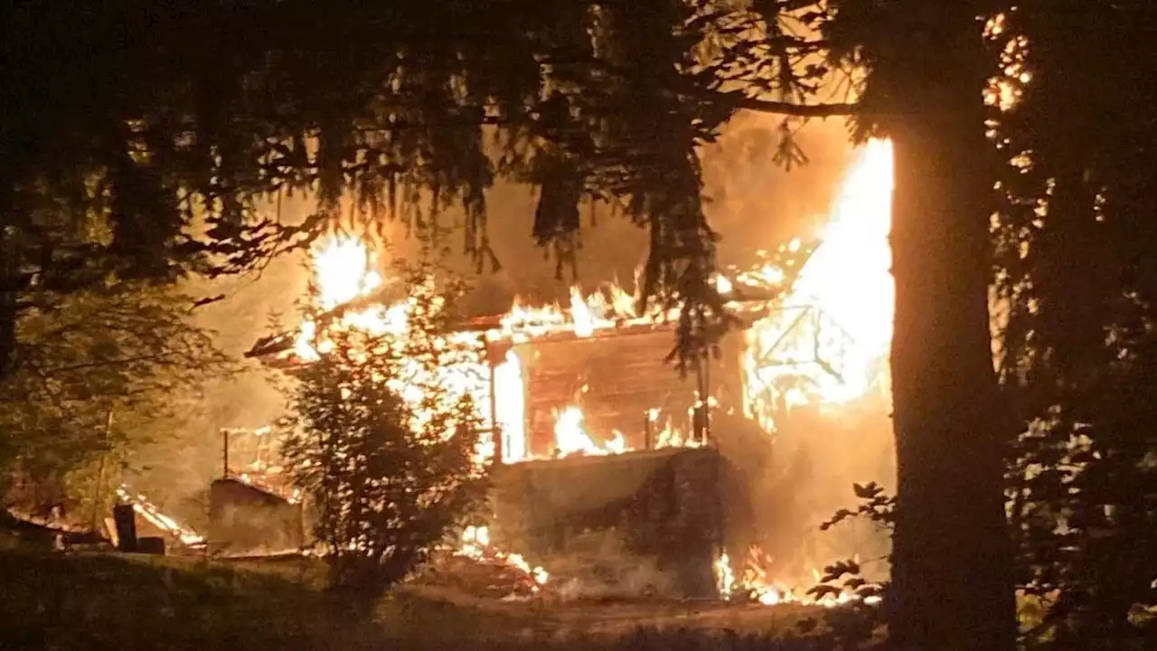 Feuer zerstört Chalet im Unterwallis