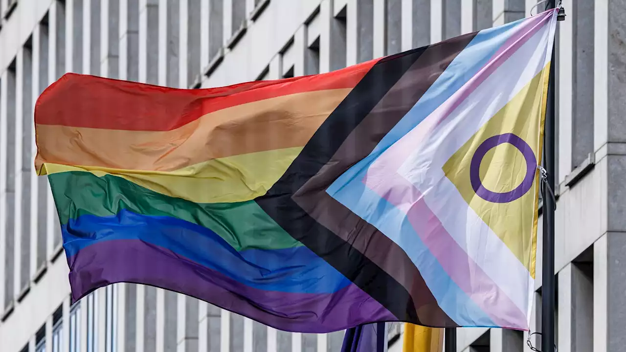 Streit um Regenbogen-Flaggen vor Rathäusern