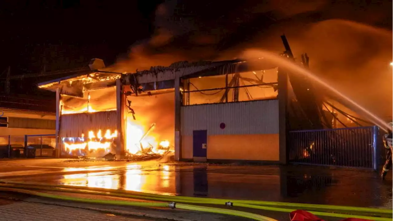 Chieming: Brand von Lagerhalle löst Großeinsatz der Feuerwehr aus