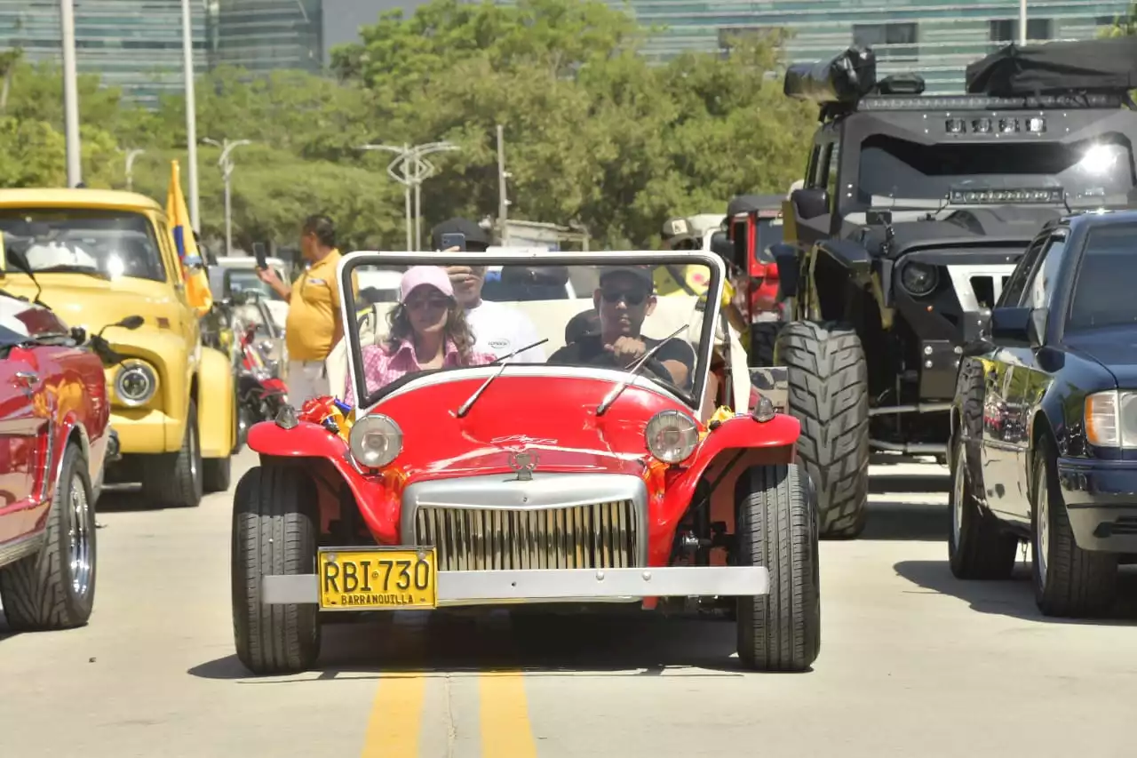 Los autos antiguos y clásicos se toman Barranquilla en el 20 de Julio