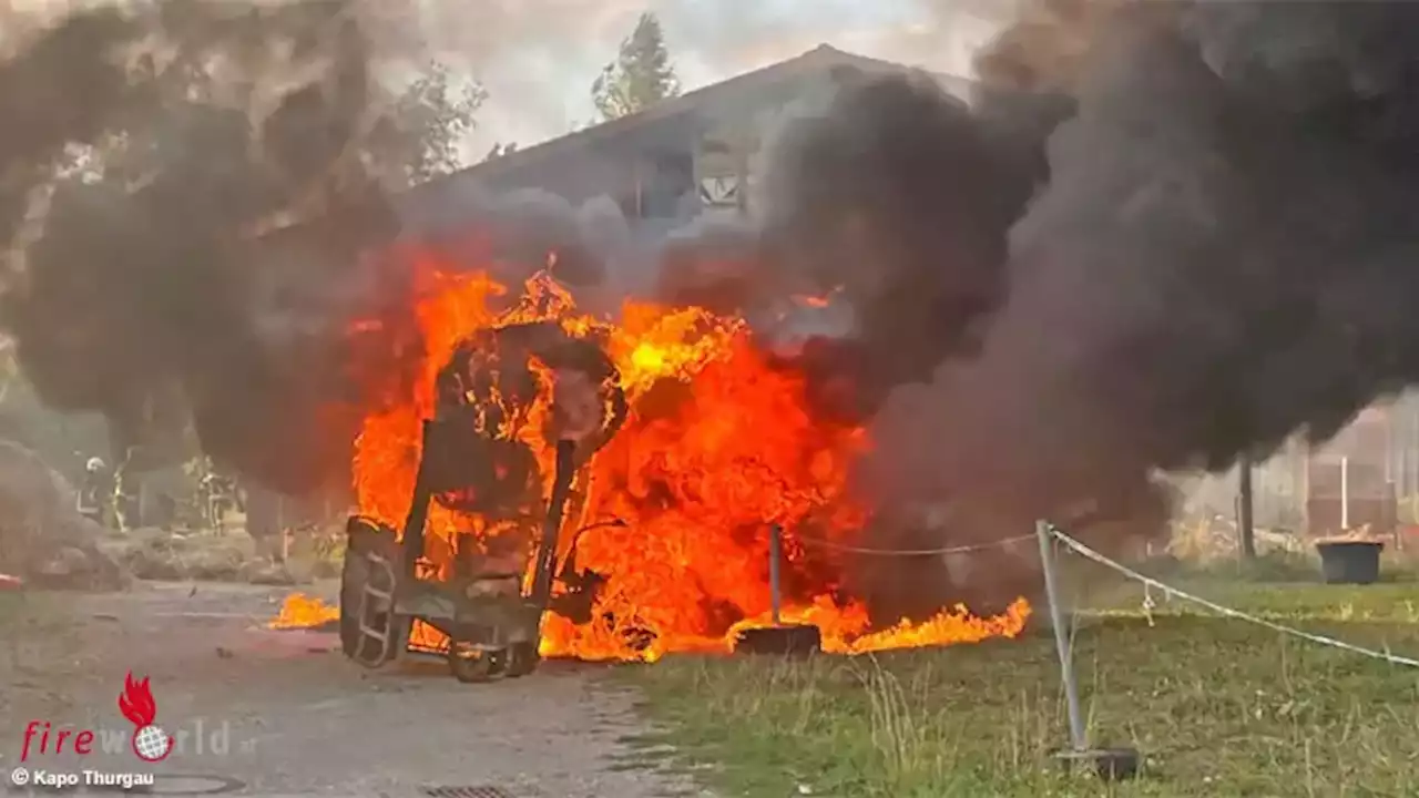 Schweiz: Heuballen stürzt auf Traktor → Vollbrand in Bussnang erfasst auch Scheunenfassade