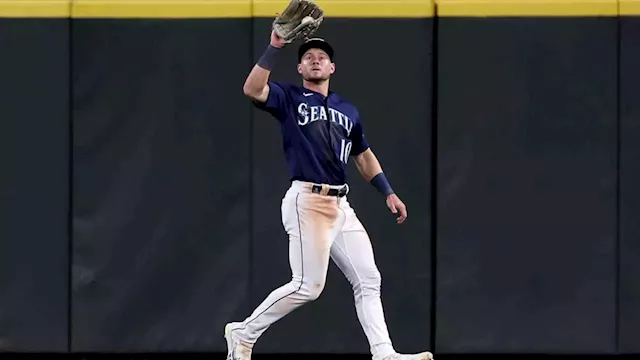 Mariners OF Jarred Kelenic suffers left foot fracture after kicking water cooler in dugout