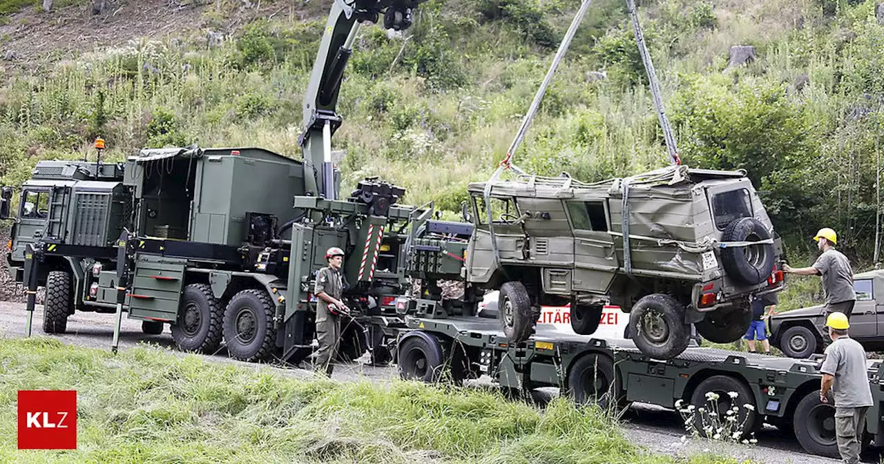 Bergung mit Black Hawk - Mit Pinzgauer abgestürzt: Unteroffizier und Rekrut schwer verletzt