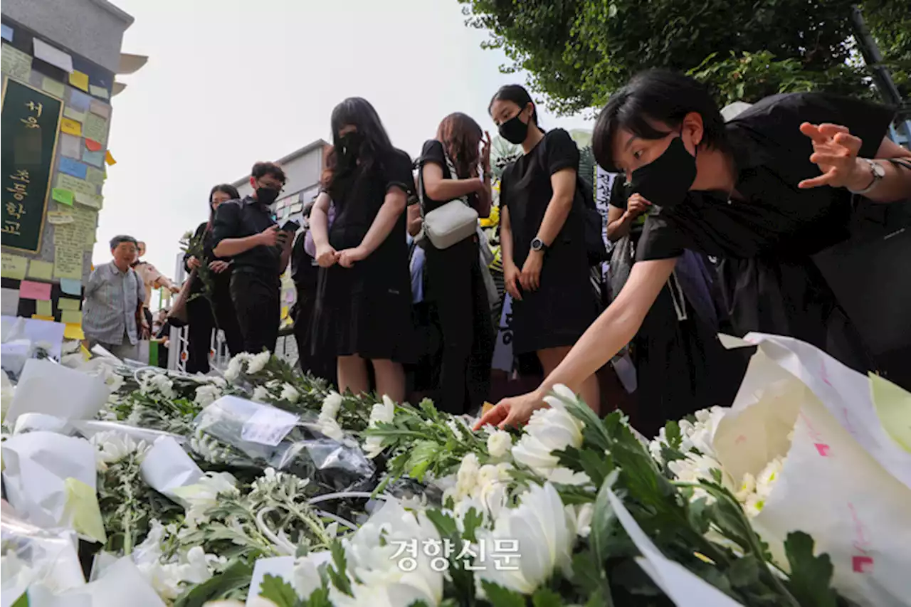 [현장]학교 둘러싼 1000개의 화환…동료 교사들 “지켜주지 못해 미안해”