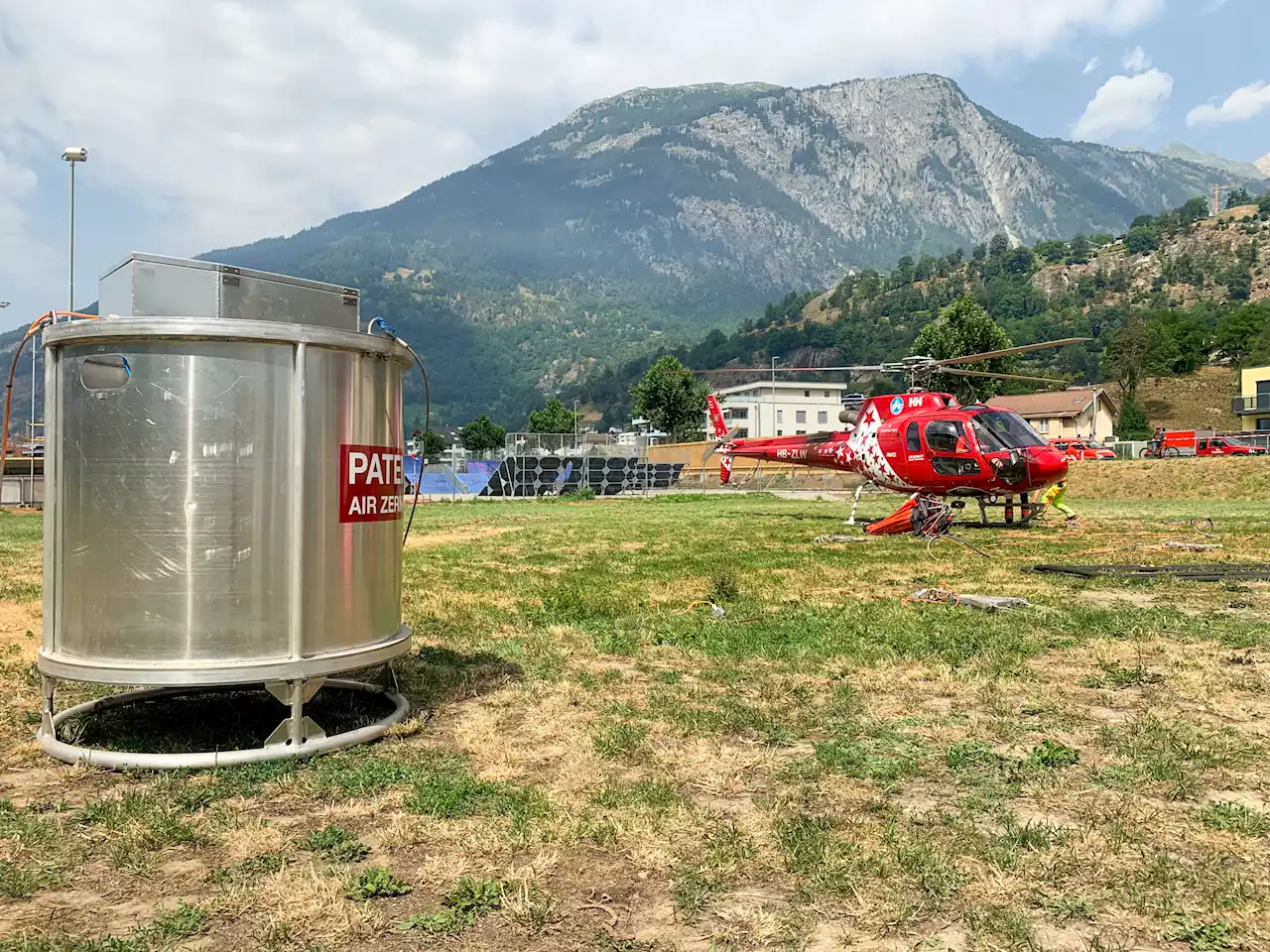 Waldbrand bei Bitsch VS: Löschhelis bleiben in der Nacht am Boden