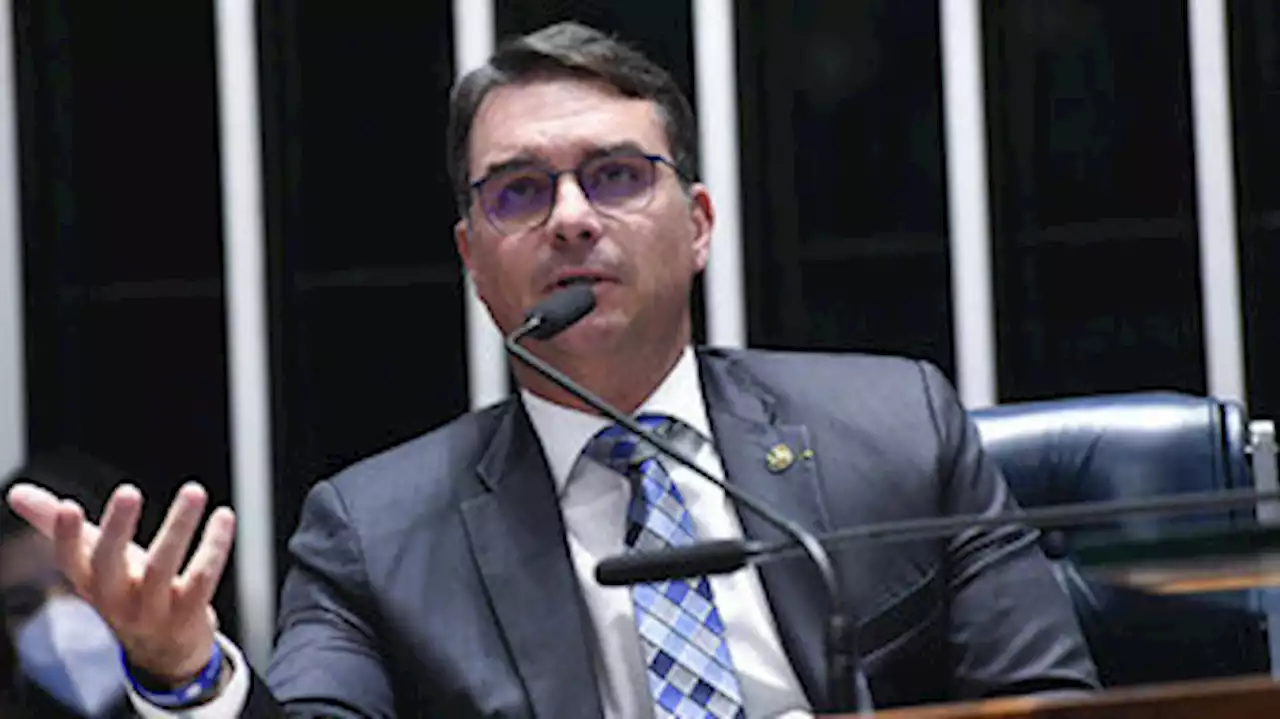 Flávio Bolsonaro diz que ações contra o pai partem de pessoas 'puxando saco de Lula'