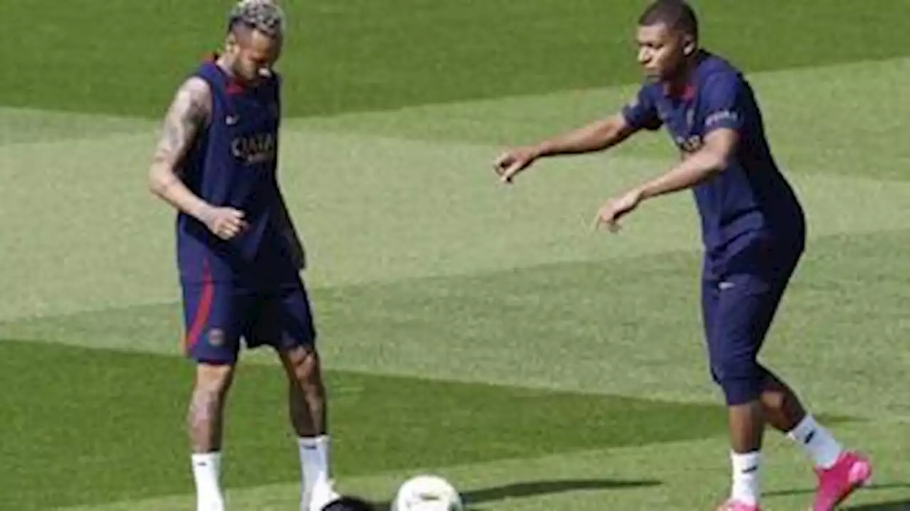 Oi, sumida! Neymar volta a treinar com bola e se diverte com Mbappé cinco meses após lesão e cirurgia