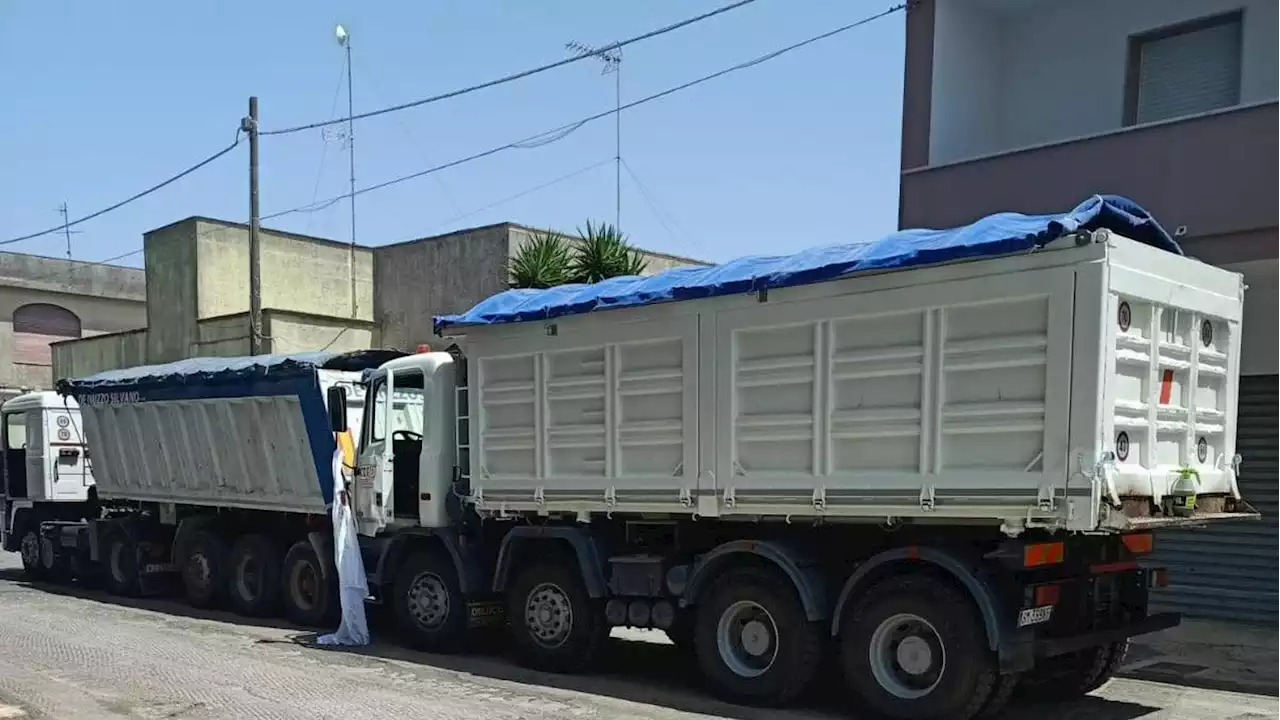 Lecce, operaio muore a 55 anni schiacciato tra due camion in cantiere durante i lavori per il manto stradale