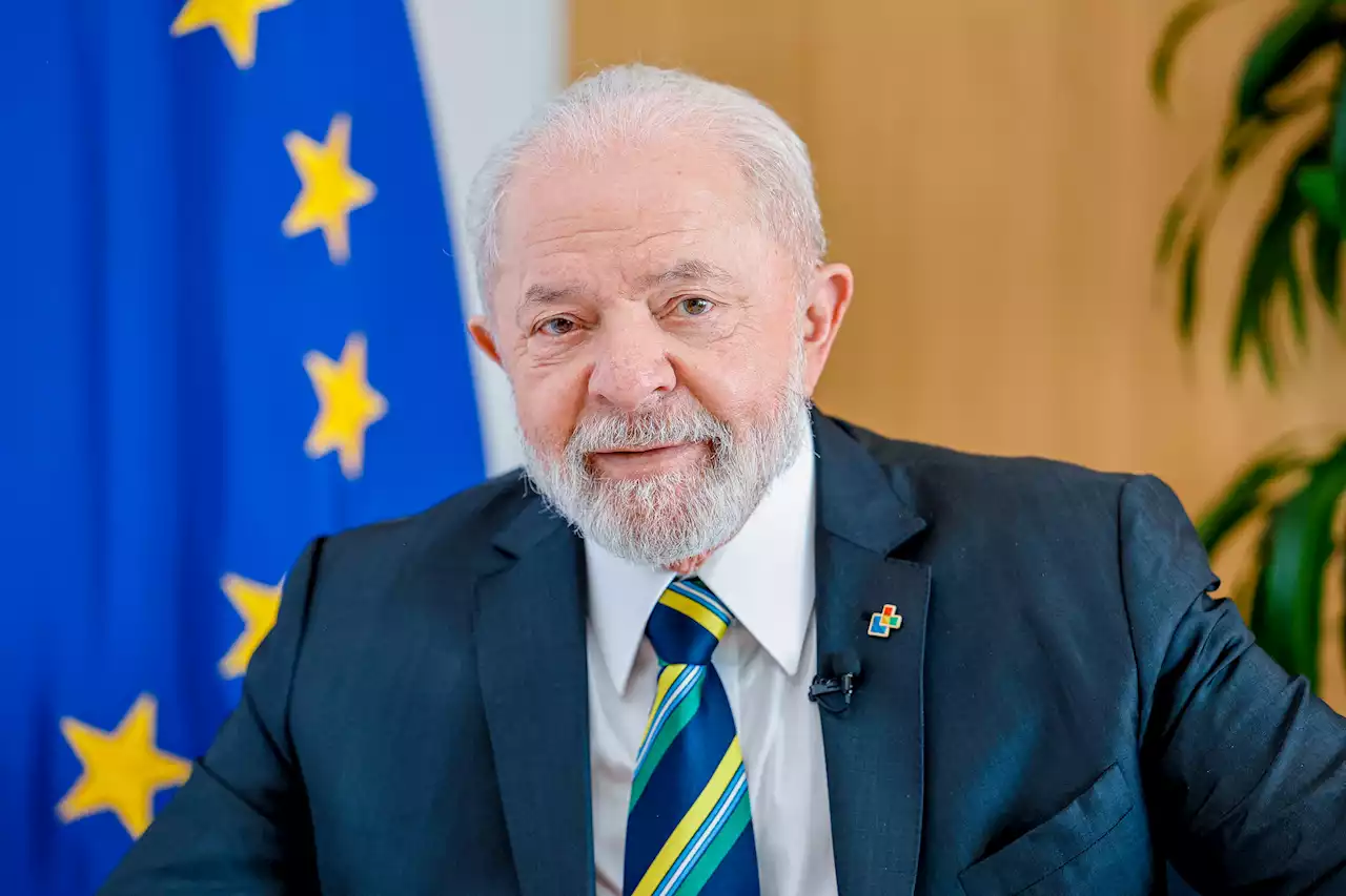 De volta ao Brasil, Lula vai a cerimônia militar e sanciona Programa de Aquisição de Alimentos