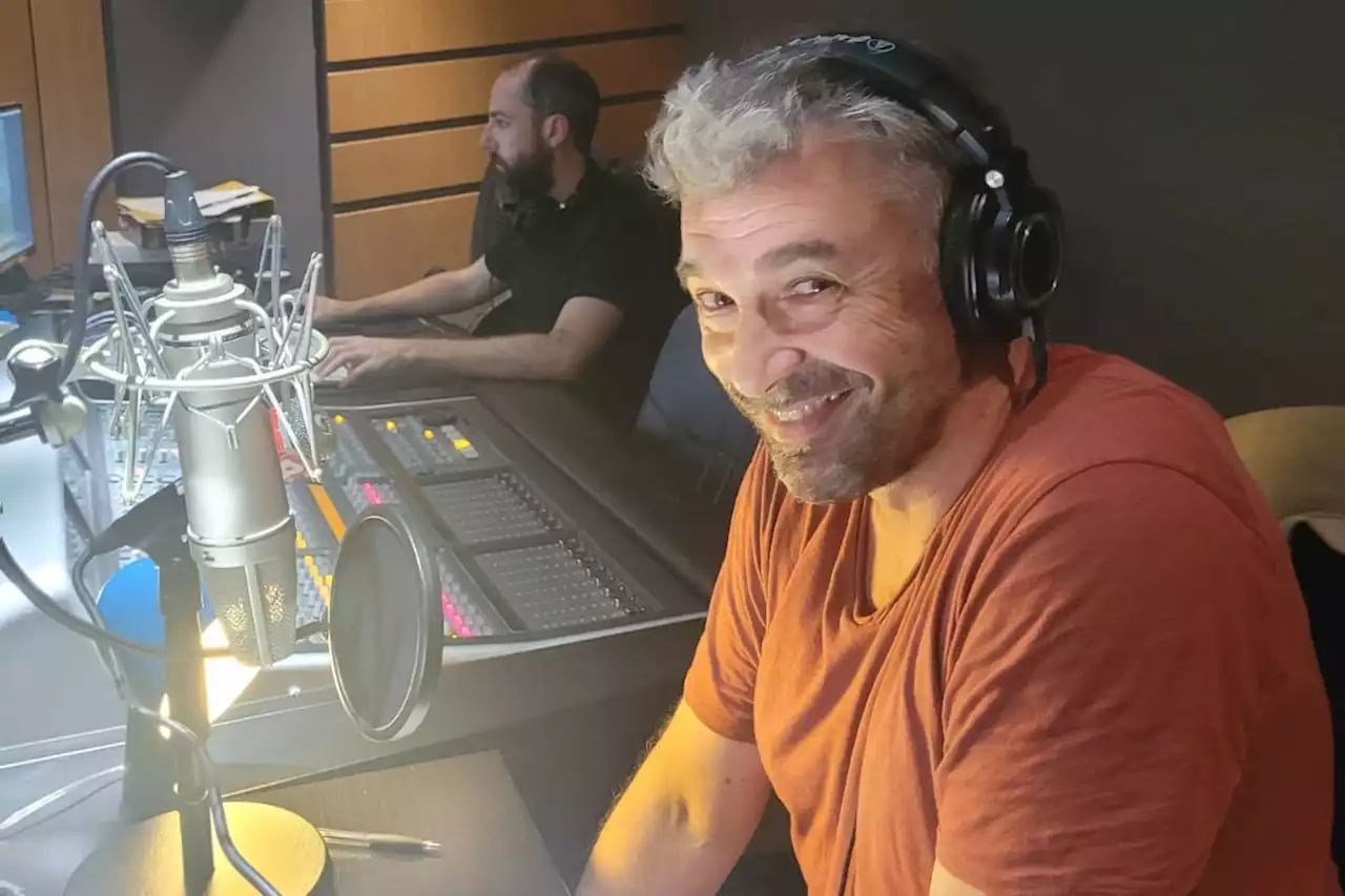 La voix française de Brad Pitt et Jude Law apprend le doublage à notre journaliste